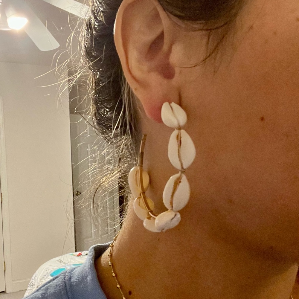 Shell hoop earrings - Picture 3 of 4
